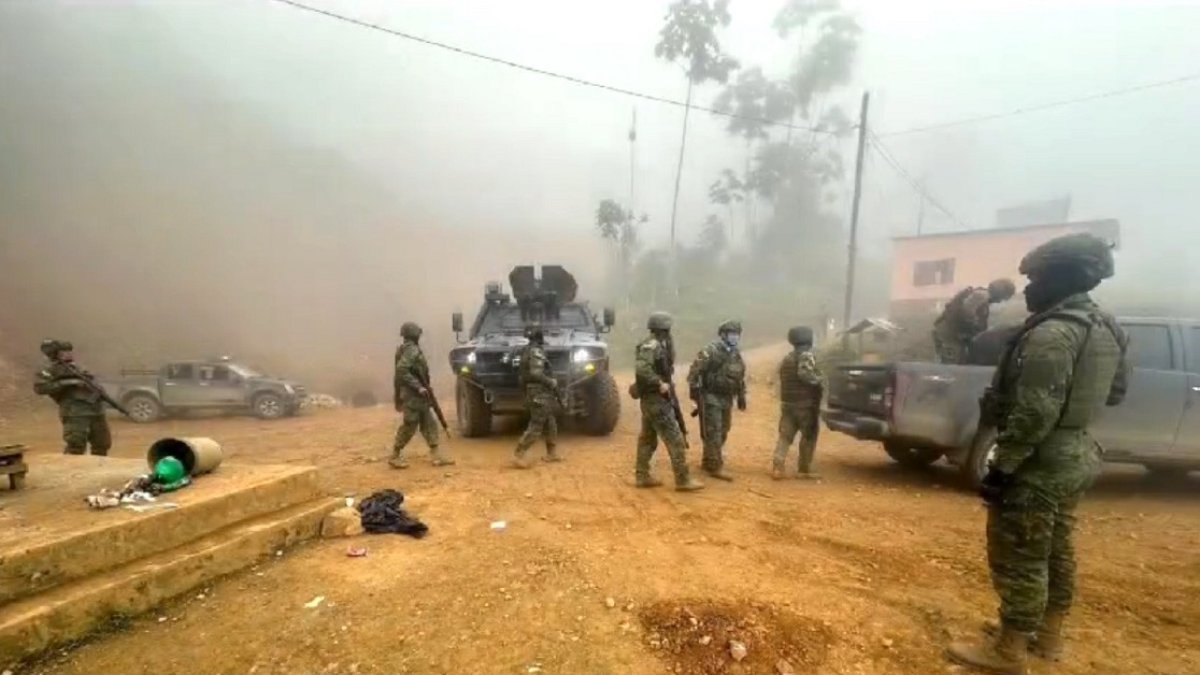 Personal de las Fuerzas Armadas y la Policía llegaron a la zona minera, que es de difícil acceso .