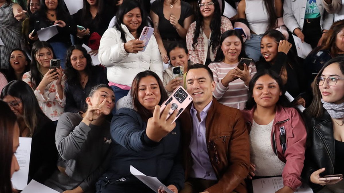 Daniel Noboa en una la entrega de Becas Futuro Femenino.