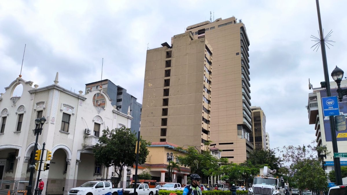 Cerca del edificio Fantasía, ubicado en las calles 9 de Octubre y José Mascote, la ATM ha procedido a cerrar las vías por los trabajos que en la estructura se harán.