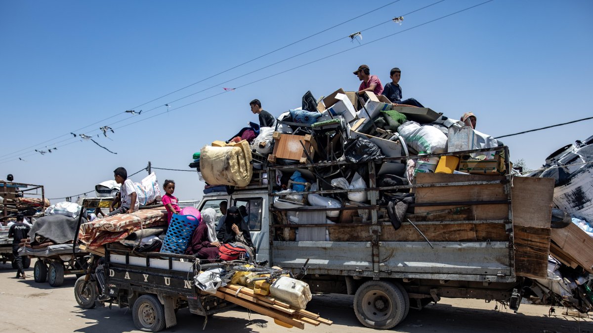 Palestinos huyen de los campos de desplazados ante el avance del Ejército israelí al oeste de Rafah, en el sur de la Franja de Gaza.