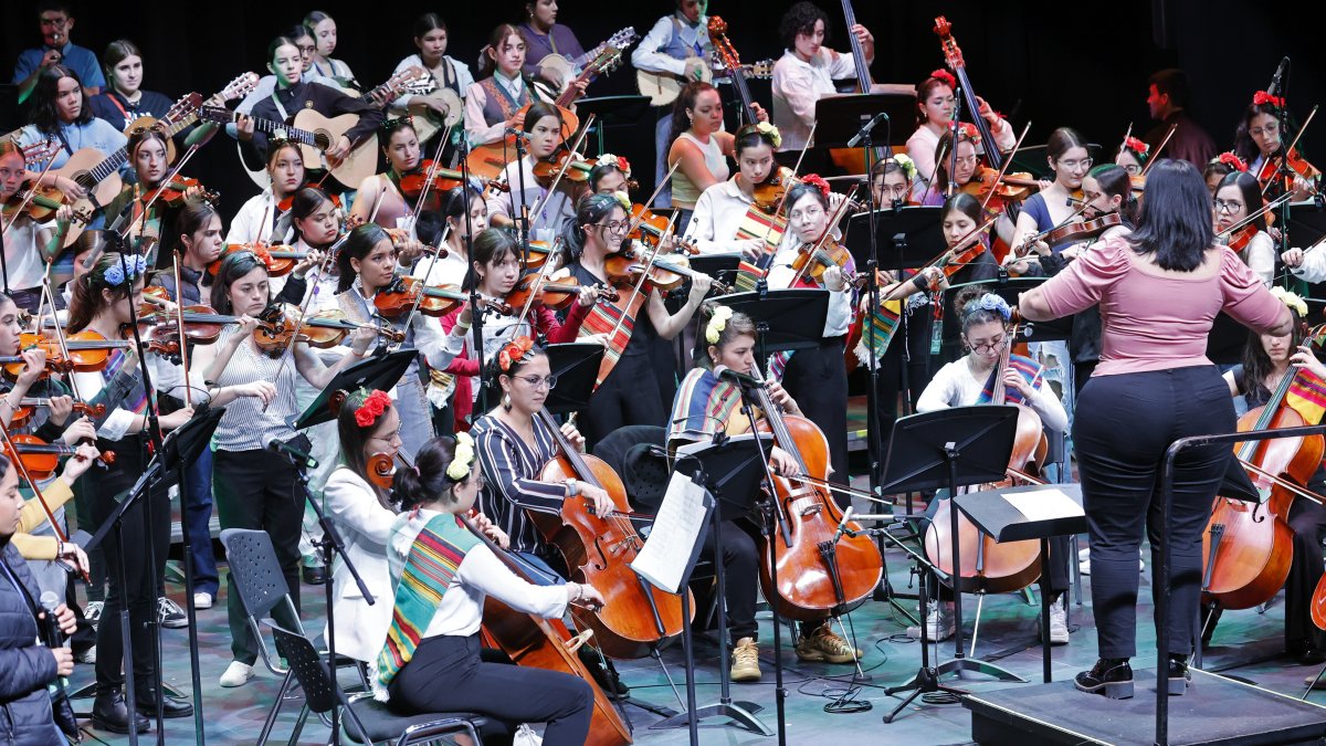 Integrantes del Mariachi Femenil de Tecolotlán 'Ana Bertha Lepe' ensayan el 22 de junio de 2024 en el Centro Nacional de las Artes Delia Zapata Olivella, en Bogotá (Colombia).