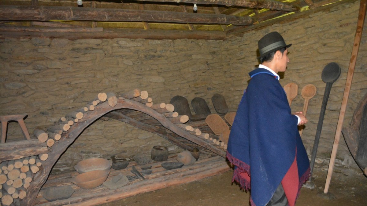 En un sendero de 2 kilómetros se muestran las chozas originarias que fueron habitadas hasta los años 70 en la comunidad ancestral de Oyacachi.