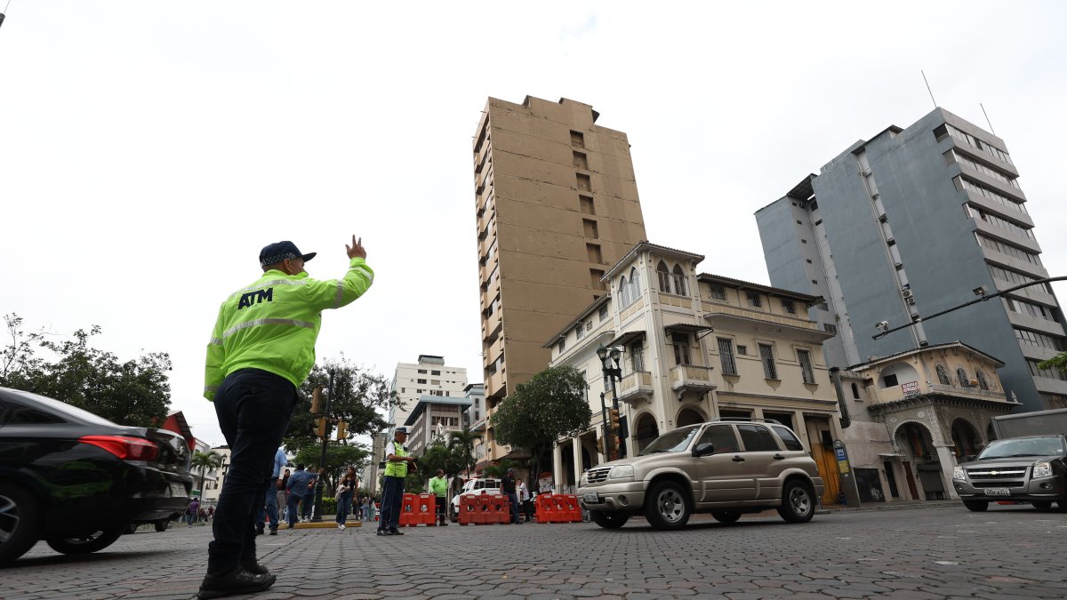 Un tramo de la avenida 9 de Octubre está cerrado al tránsito vehicular.