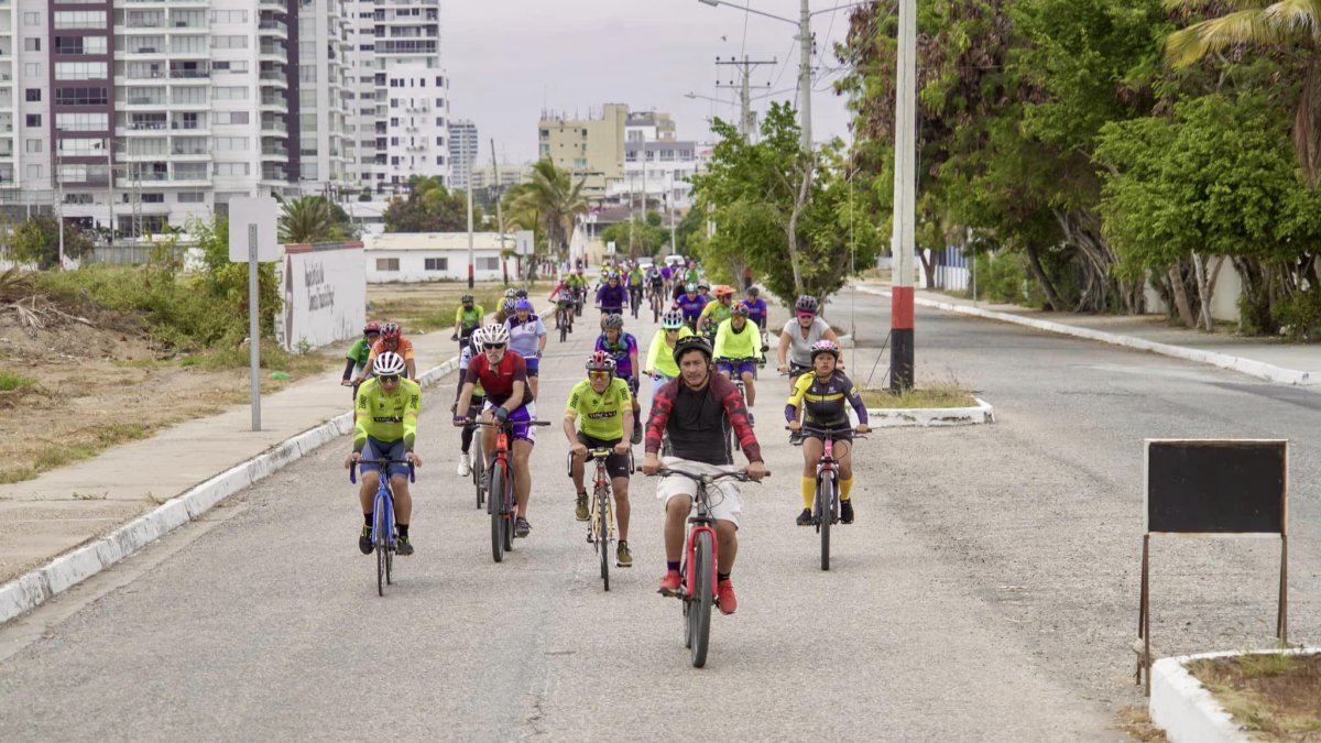 Decenas de ciclistas y aficionados al deporte participaron del ciclopaseo por el mes del medio ambiente.