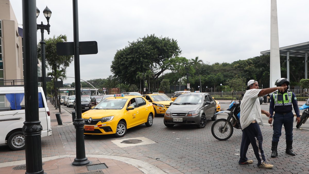 En Lizardo García y 9 de Octubre los vehículos fueron desviados.