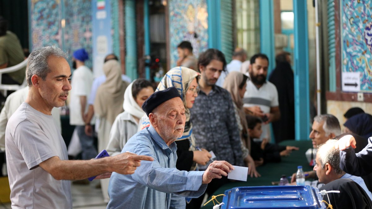 Los iraníes emitieron sus votos en un colegio electoral durante las elecciones presidenciales, en Teherán, Irán, el 28 de junio de 2024.