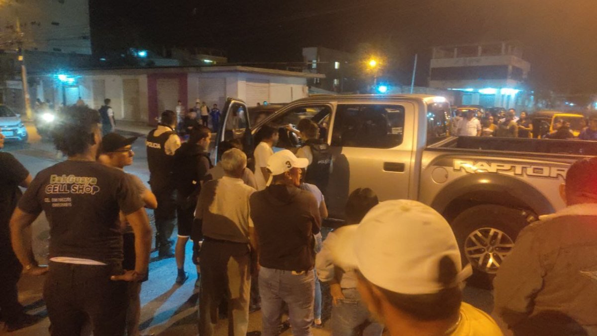 Escena. La camioneta se estacionó en un comando de la policía.