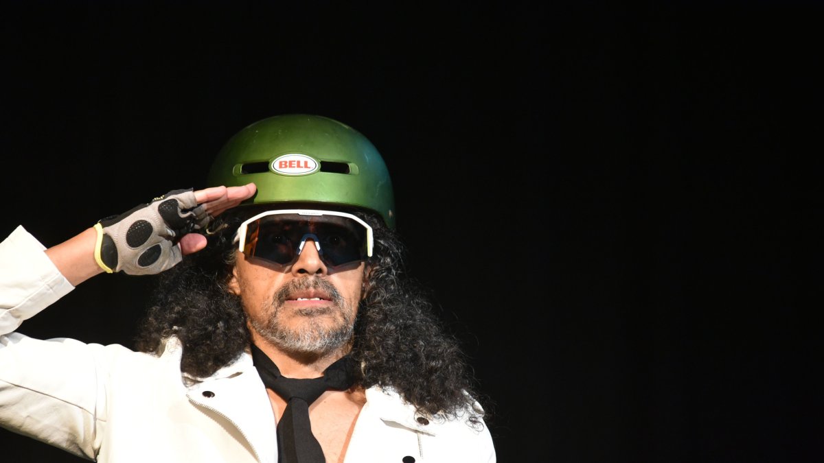 El actor Pablo Tatés interpreta el monólogo 'Libres' en el Ochoymedio, en la capital.