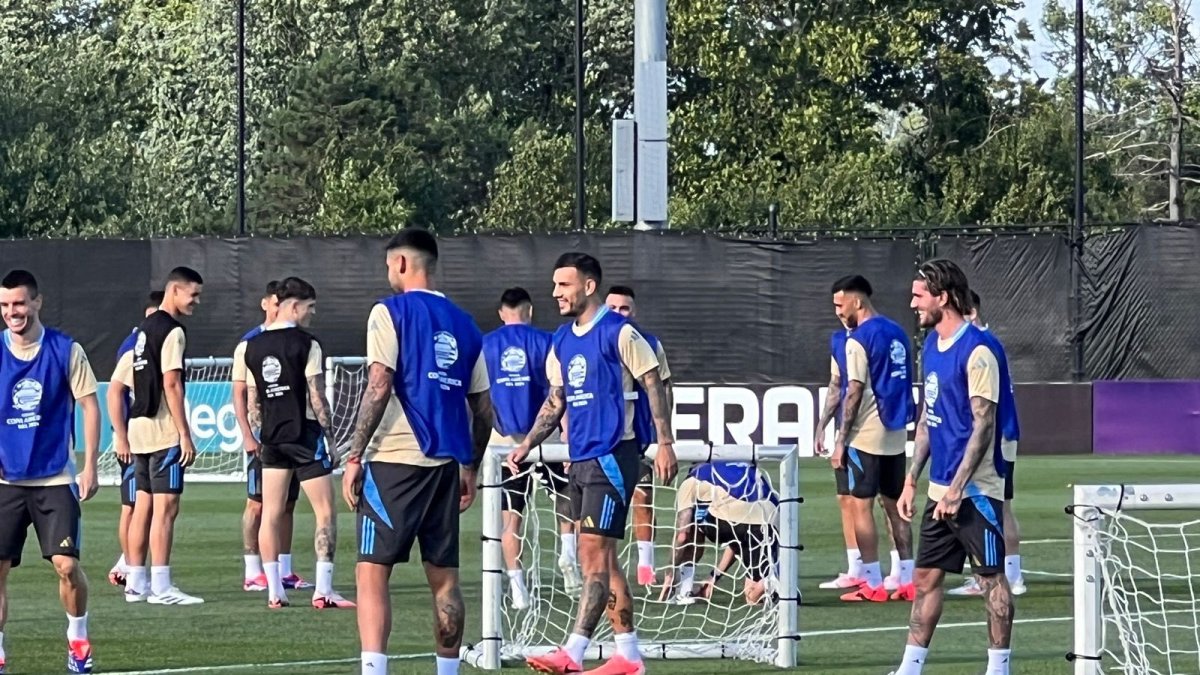 La selección de Argentina tuvo su entrenamiento sin la presencia de Messi por molestias musculares