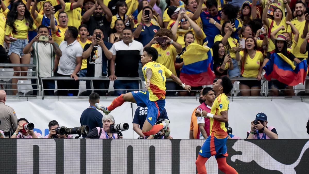 Luis Díaz (L) de Colombia celebra con Johan Mojica (R) de Colombia luego de que Díaz anotara el primer gol contra Costa Rica en un penal durante la primera mitad de la CONMEBOL Copa América 2024.