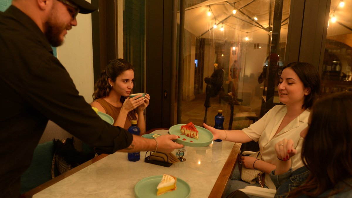 Tres jóvenes disfrutan de Prot Inn, en Plaza Lagos.