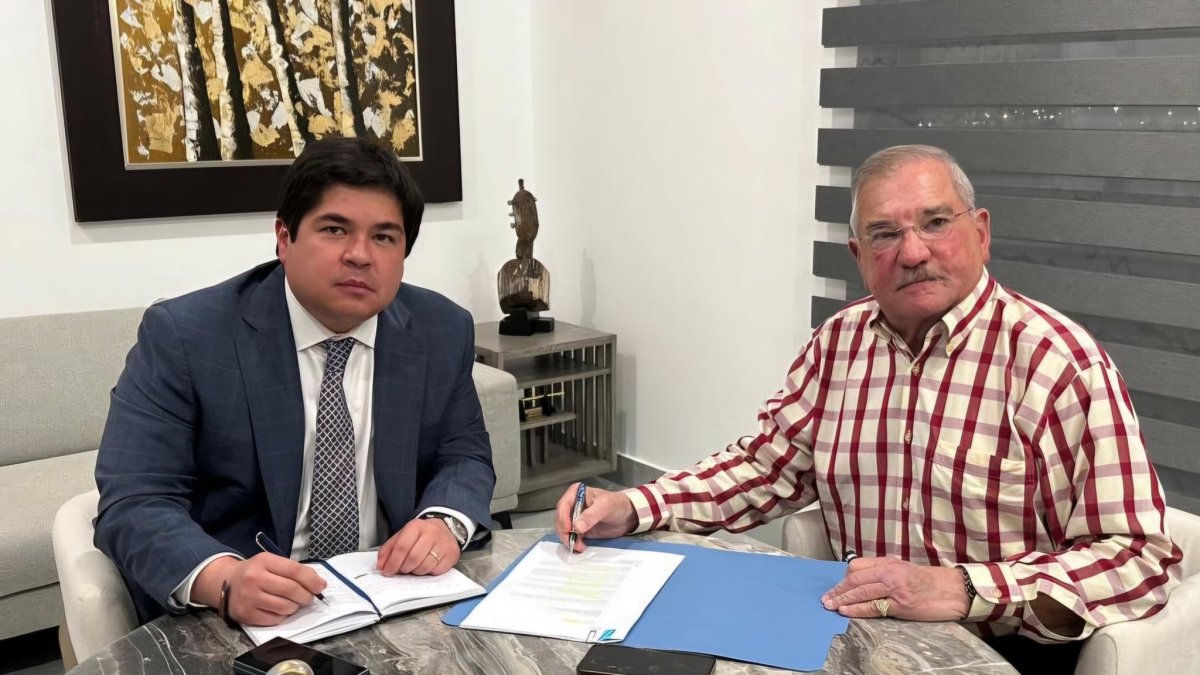 José Jouvín, presidente del Consejo Directivo Nacional de Solca en fotografía con el Secretario de Administración de la Presidencia Arturo Félix.
@SecretariaEc
 concluyó en un