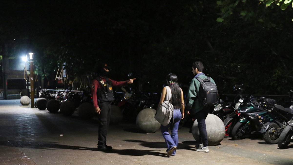 Entrada. Los jueves y viernes se cierra desde las 18:00 hasta las 22:00; y en los exteriores, al menos esta semana, sí hubo control policial y por parte de los metropolitanos.