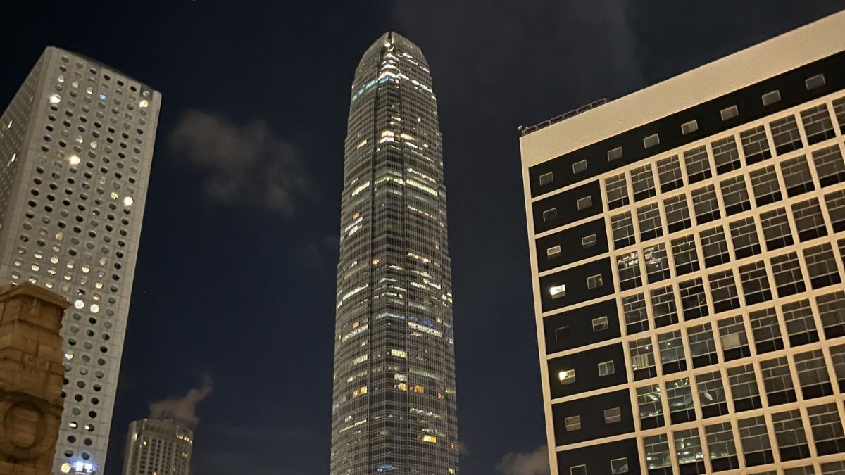 Paisaje. Una vista nocturna de Hong Kong, una ciudad que se vanagloria de sus bondades patrimoniales y de su modernidad.