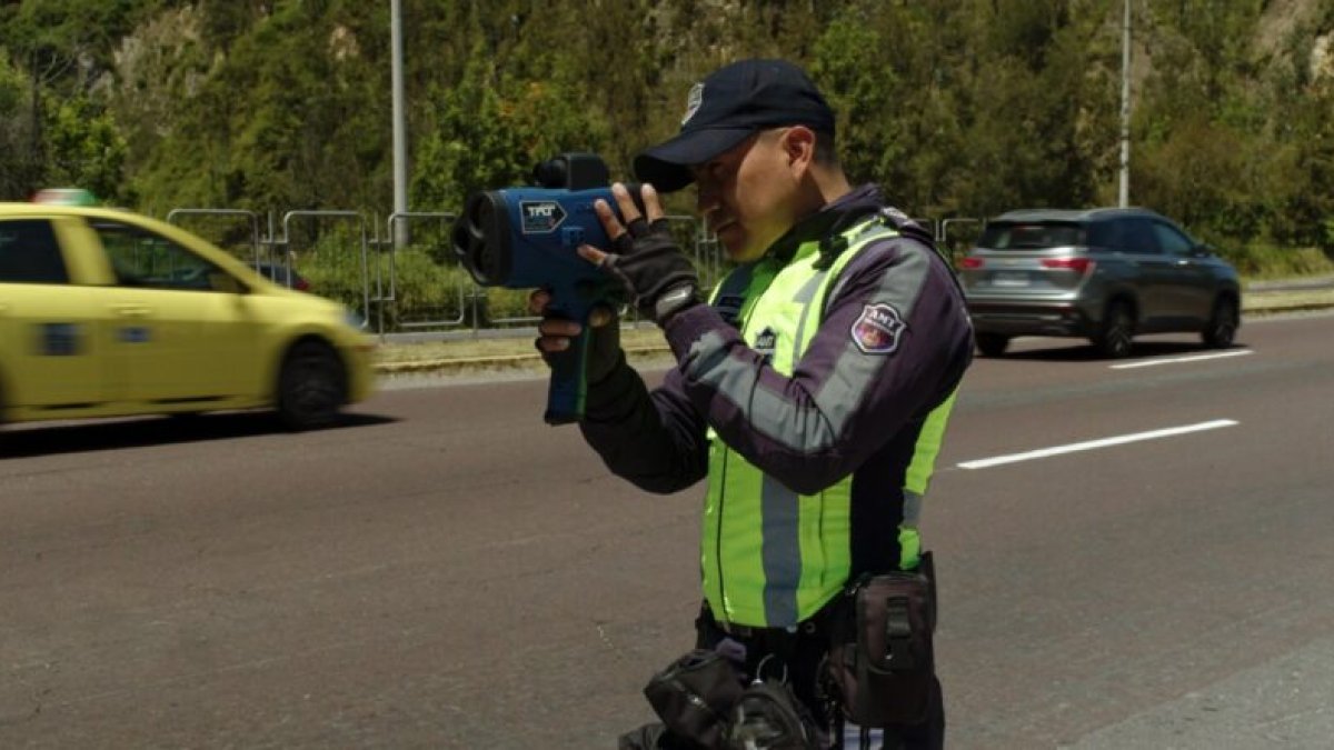 Para vehículos livianos el límite permitido en vías urbanas es de 5O km/h.