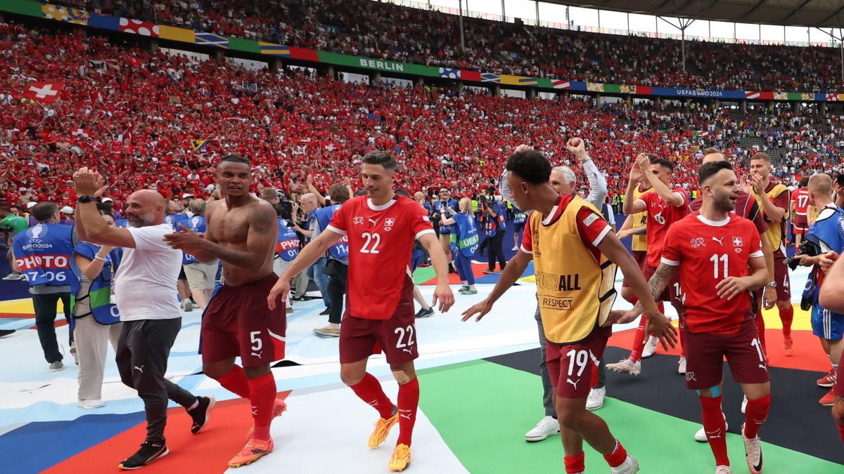 Los suizos felicitan a su hinchada por el acompañamiento desde las gradas.