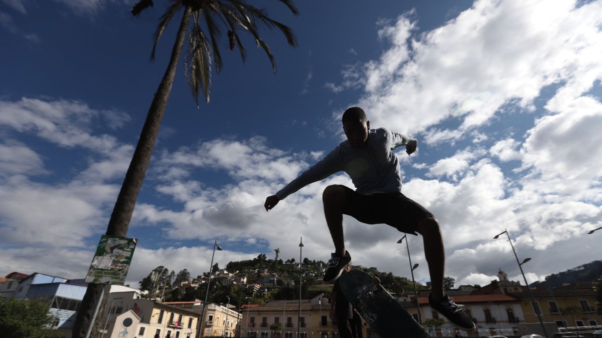 Acróbatas del centro. En el bulevar de la avenida 24 de Mayo, los skaters practican trucos.