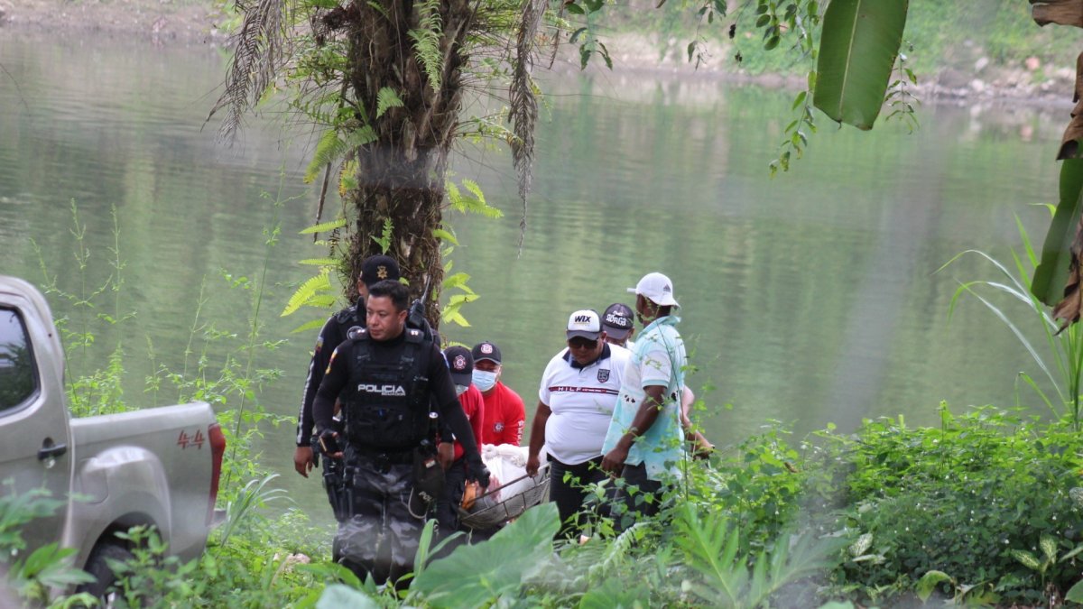 La policía está trabajando para identificar a la víctima y determinar las circunstancias de su muerte.