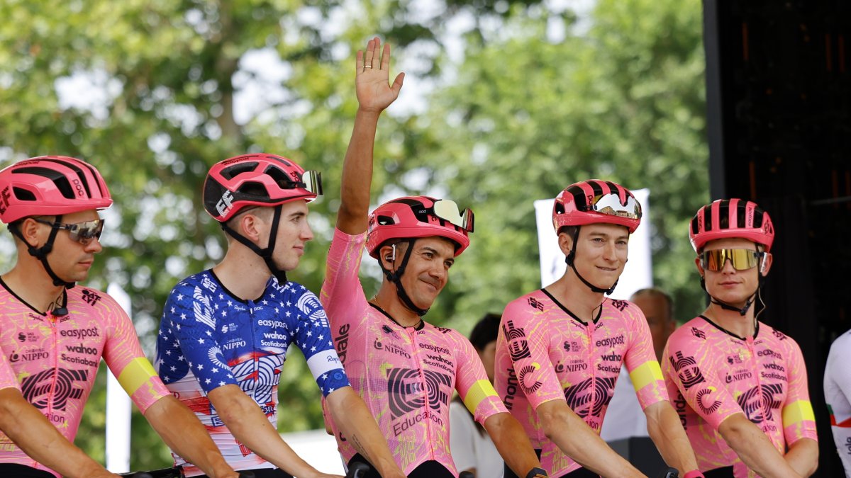 Richard Carapaz (c), líder del equipo EF Education-EasyPost, en la presentación de la primera etapa.