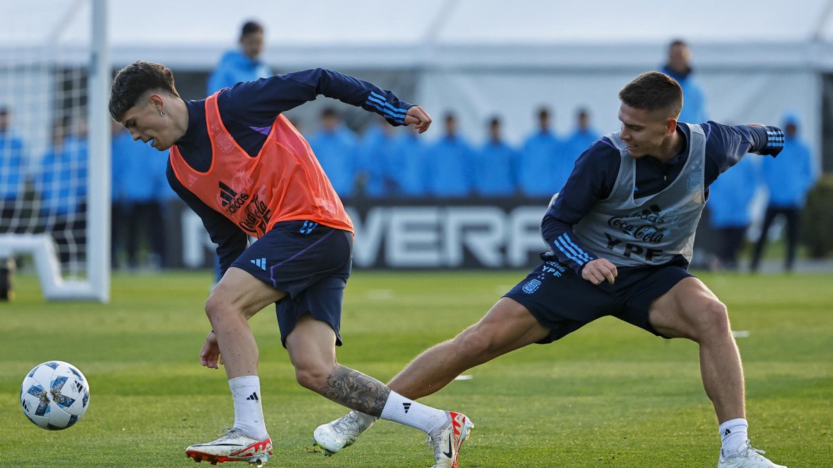 Fotografía de archivo de los jugadores argentinos Alejandro Garnacho (i) y Juan Marcos Foyth durante un entrenamiento de la selección argentina.