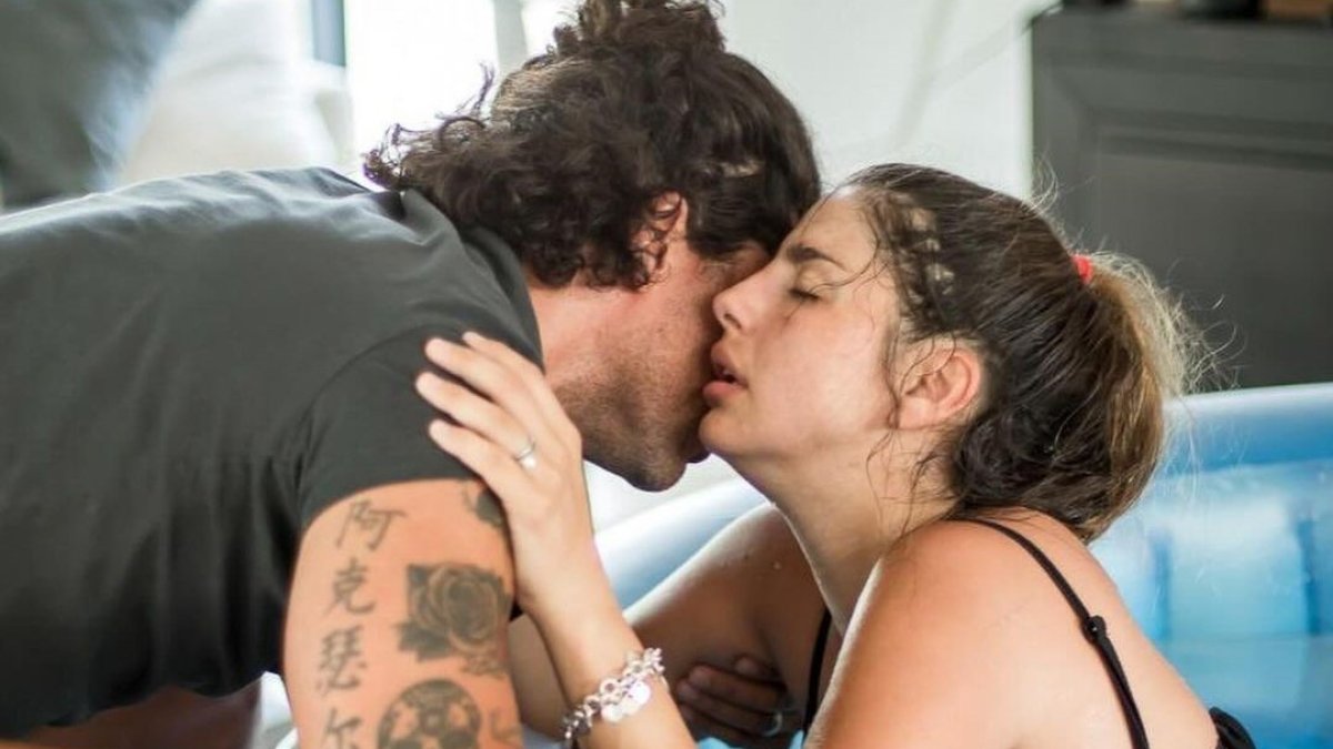 Michelle Renaud con Matías durante el parto.