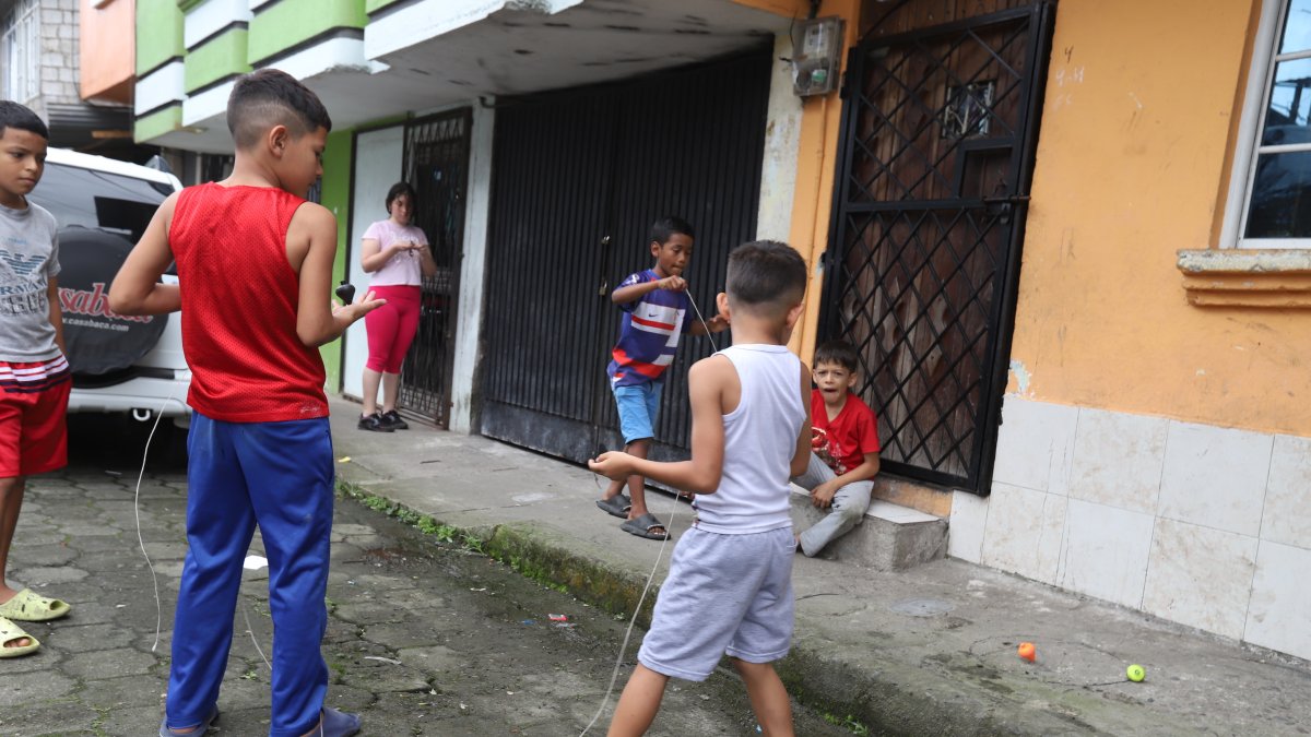 De niños, Moi y Luis se entretenían a diario girando trompos y demás juegos recreativos en el barrio Mujer Trabajadora.
