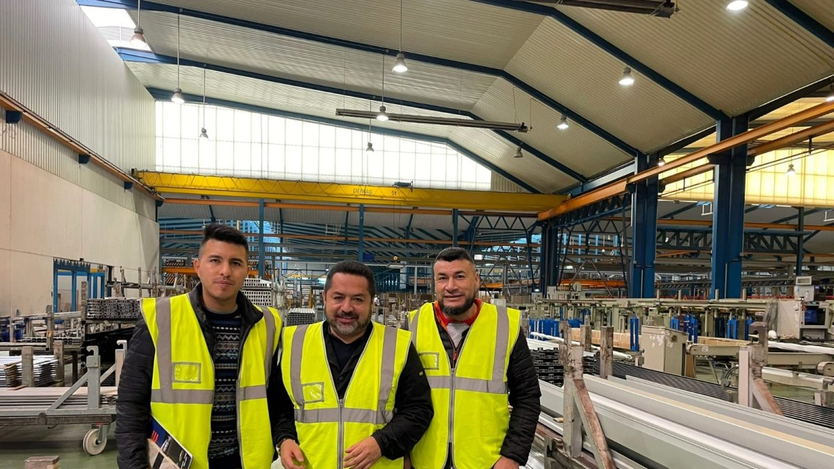 Mejía (c) llegó a España cuando tenía 22 años. En el 2003 fundó EME Montajes, el inicio de una carrera con tropiezos y triunfos.