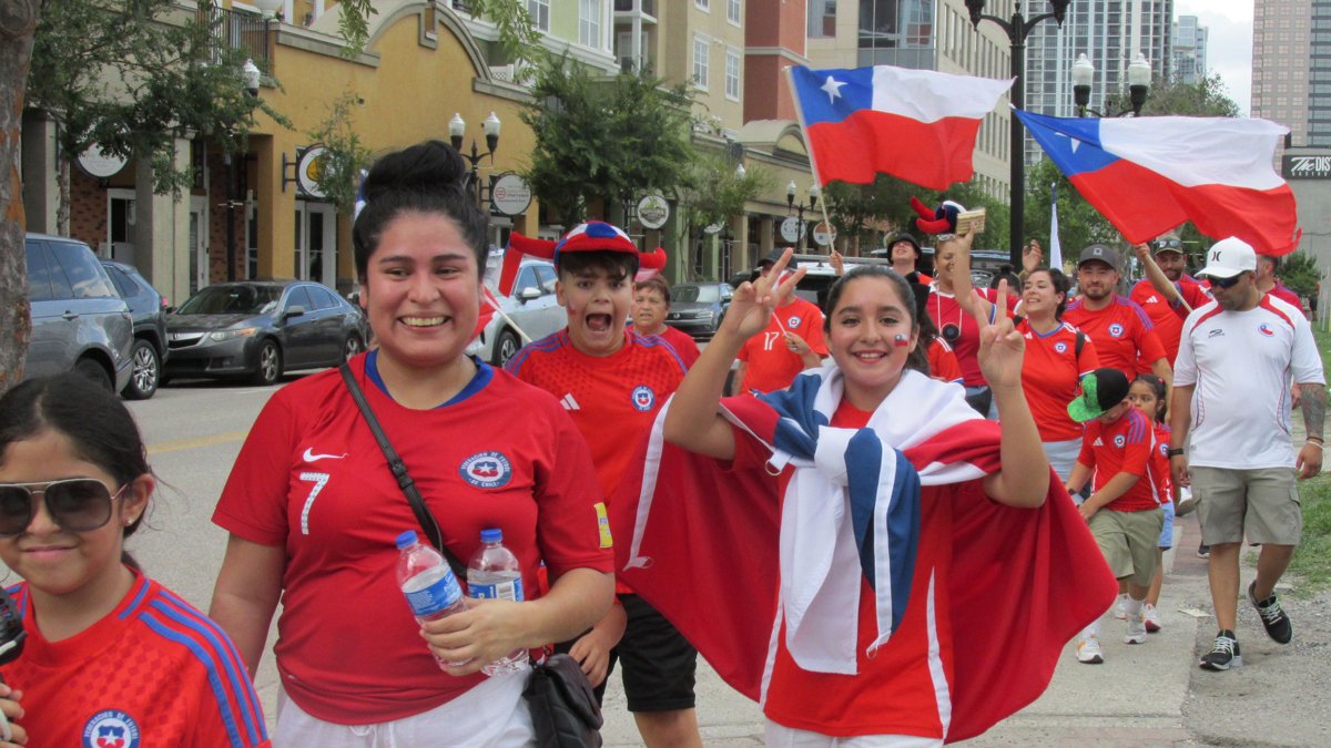Aficionados de la selección chilena de fútbol animan en la previa del partido de la Copa América ante Canadá, este sábado en Orlando (EE.UU.).