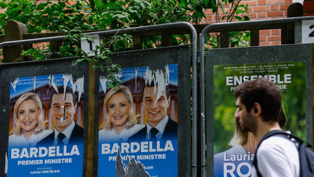 Carteles pegados en París muestran a los ultraderechistas Marine Le Pen y Jordan Bardella.