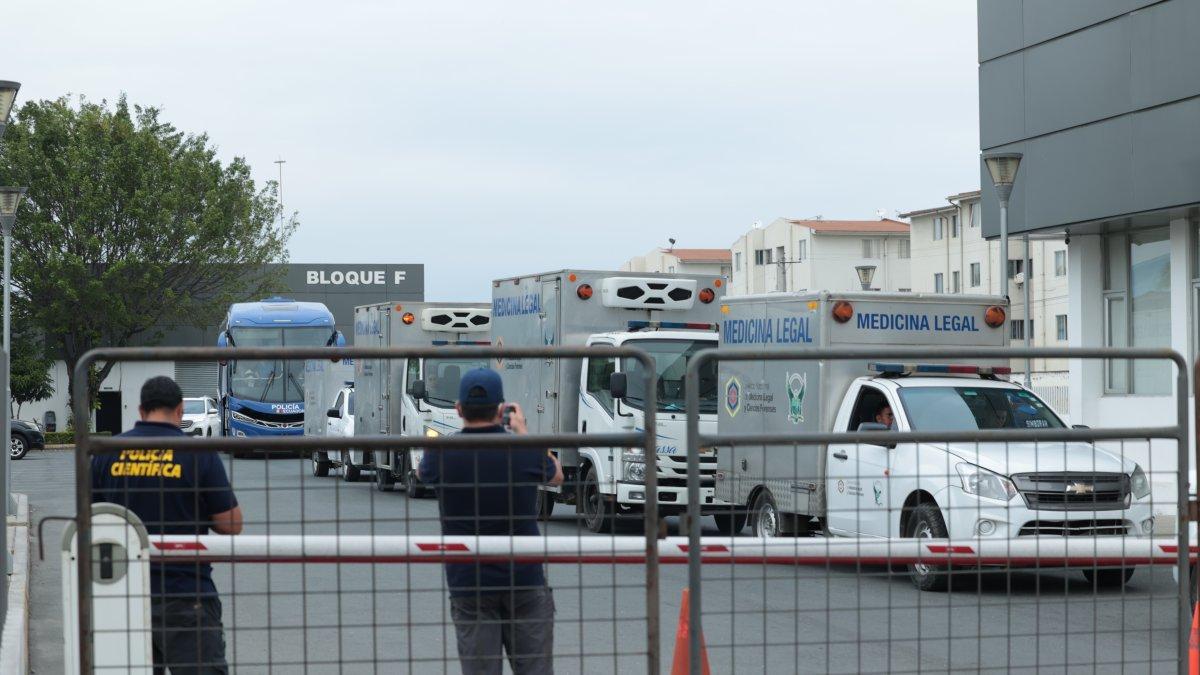 A las 08:20 del pasado 29 de junio, los vehículos policiales y forenses cruzaron el puente de la Unidad Nacional para inhumar a los cadáveres.