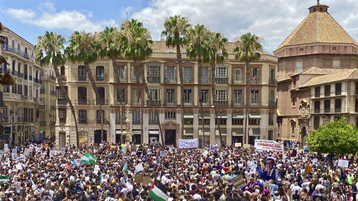 Fotografia de archivo de una manifestación en España contra la proliferación de viviendas turísticas y la saturación de los barrios céntricos.