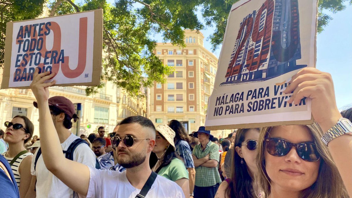 Manifestación de este sábado en Málaga (España) contra la proliferación de viviendas turísticas y la saturación de los barrios céntricos.