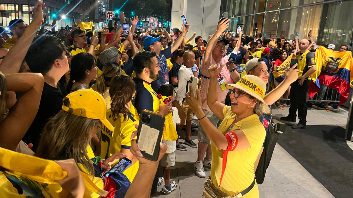 Banderazo de hinchas ecuatorianos previo al encuentro con México.