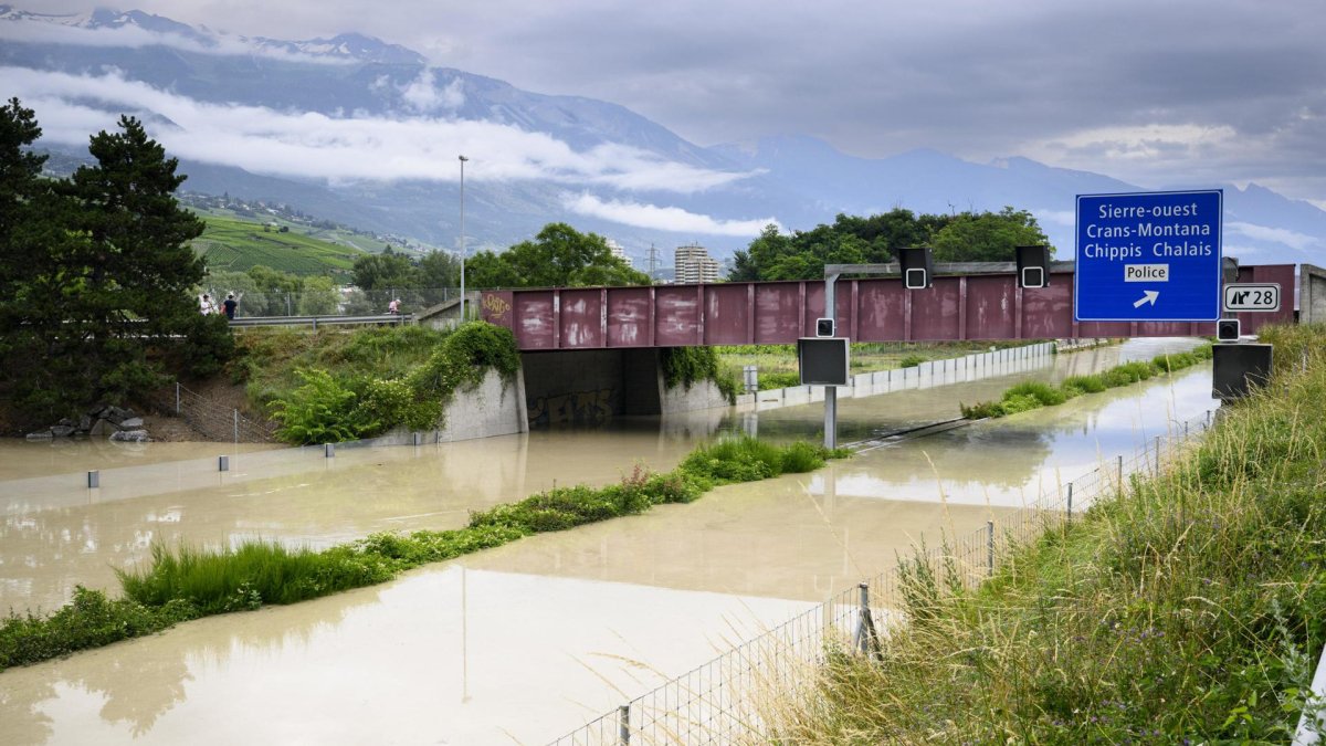 El desbordamiento del río Ródano debido a las tormentas ha inundado la autopista A9 en Sierre, Suiza, el 30 de junio de 2024.