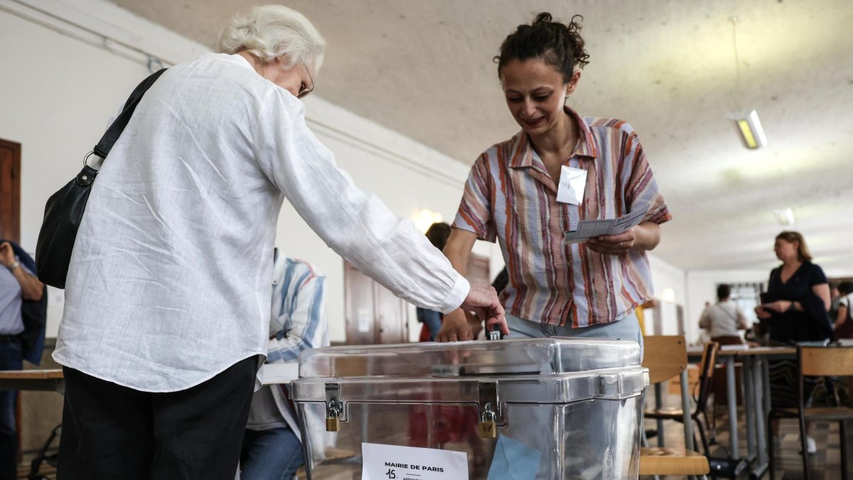 Una mujer emite su voto en la primera vuelta de las elecciones parlamentarias anticipadas de Francia, en un colegio electoral en París, el 30 de junio de 2024.