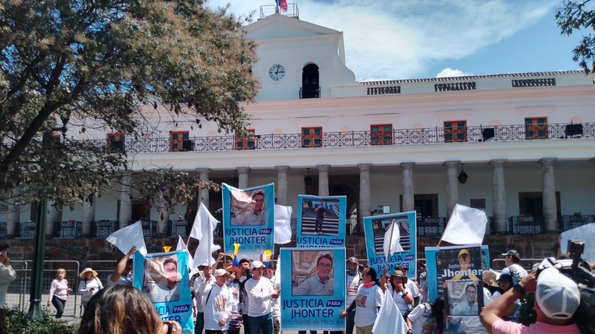 Familiares y amigos de Jhonter llegaron el 30 de junio a la Plaza Grande.