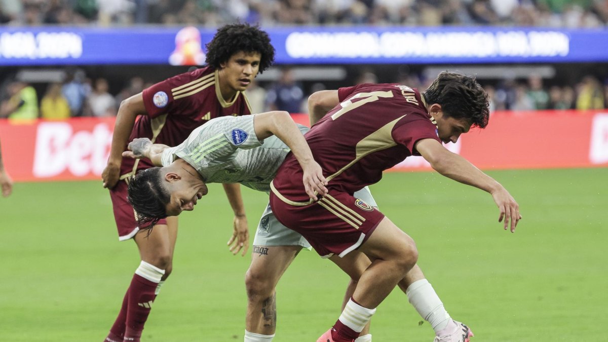 El defensa venezolano Jon Mikel Aramburu (d) fue registrado el pasado 26 de junio al disputar un balón con el lateral mexicano Gerardo Arteaga (c), durante un partido del grupo B de la Copa América 2024.