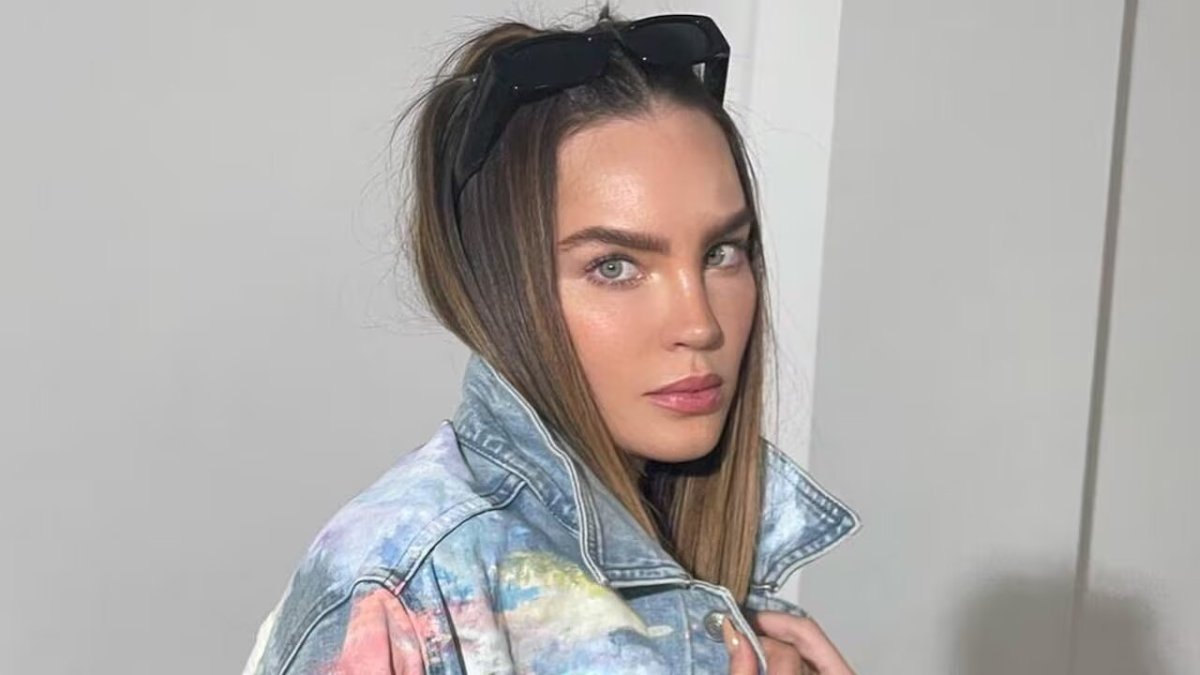 Belinda se oculta de la prensa con disfraz de empleada de aerolínea