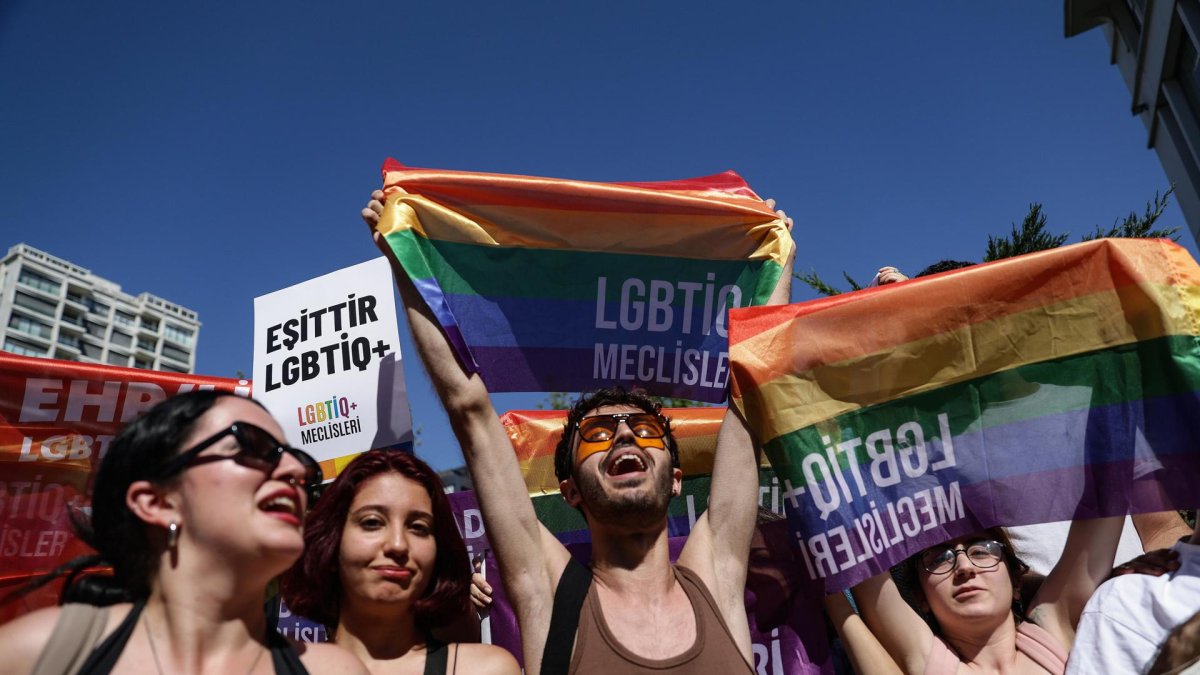 Miembros de la comunidad LGBTIQ+ ondean banderas con los colores del arco iris y gritan consignas durante la Marcha del Orgullo en Estambul, Turquía, el 30 de junio de 2024.