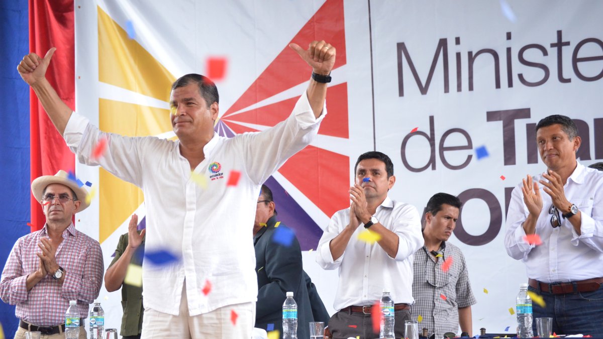 Rafael Correa y detrás de él está Walter Solís, en diciembre de 2015, cuando cumplían las funciones de presidente y ministro.