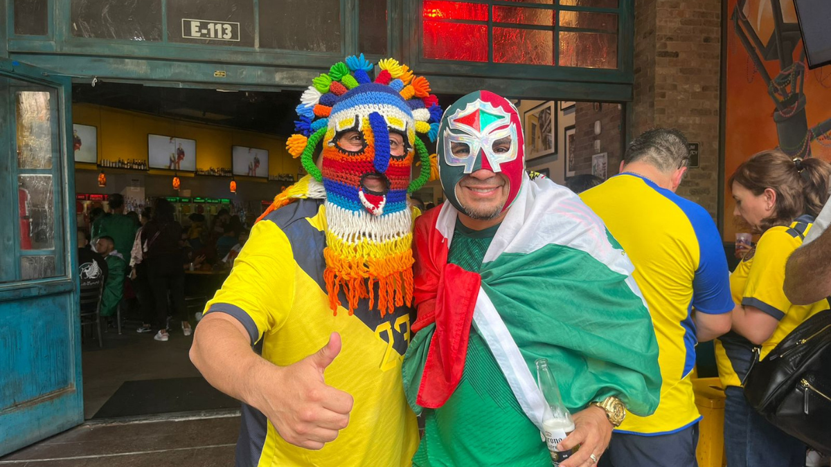 Hinchas ecuatorianos y mexicanos se reunieron en los exteriores del estadio en la previa al encuentro.