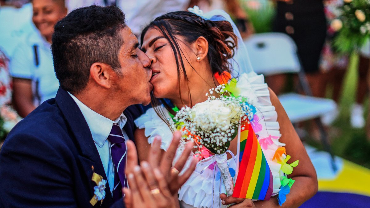 Una pareja contrae matrimonio en el Día del Orgullo LGTBI el sábado pasado.