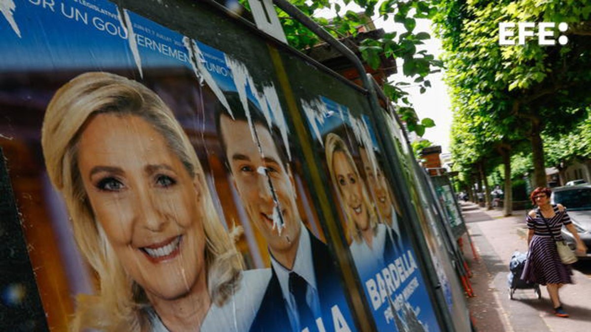 Imagen de un cartel electoral de la líder ultraderechista francesa, Marine Le Pen.