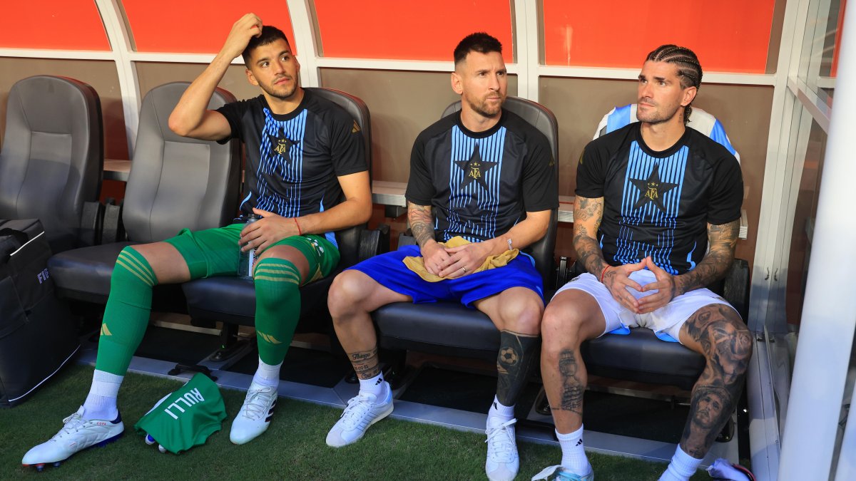 La Pulga (c) aqueja una contractura en el aductor derecho y es duda para el duelo del jueves por los cuartos de final (espera rival). El DT Scaloni, pendiente a su evolución.