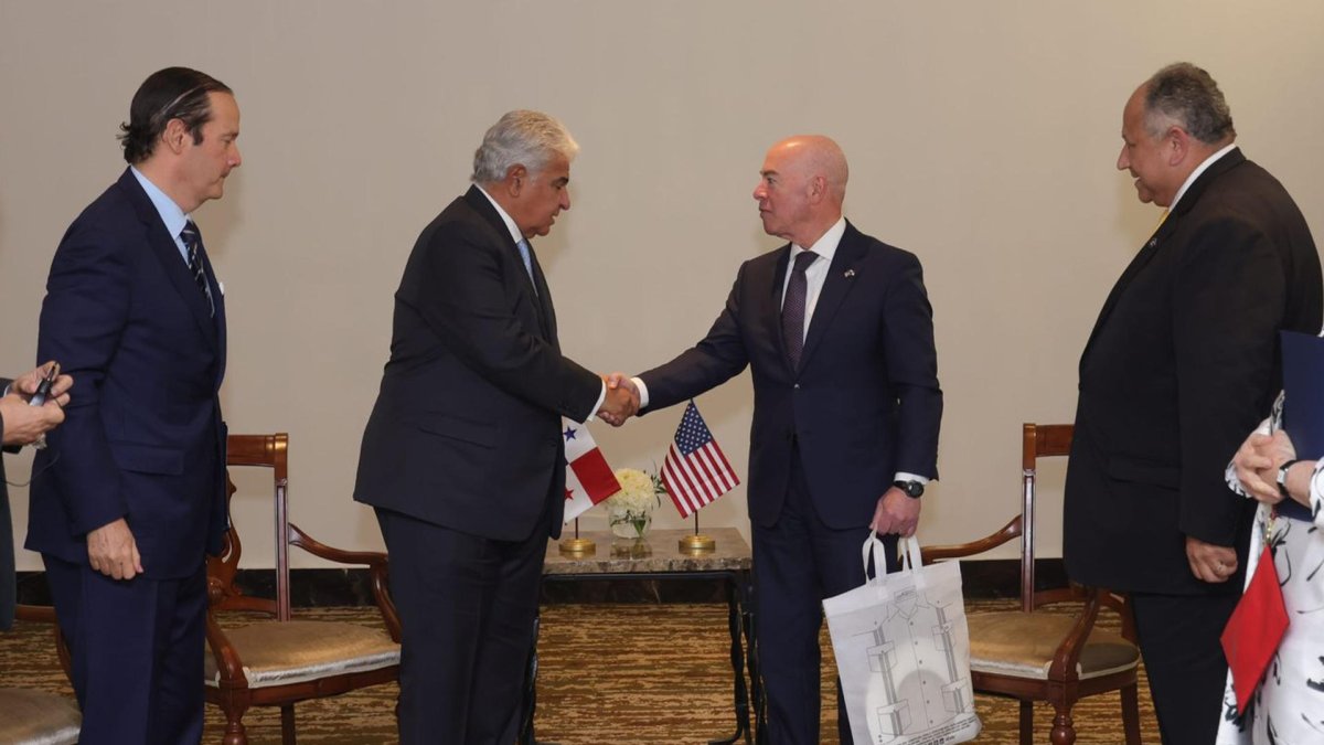 El presidente electo José Mulino de Mulino (c-i) se reunió con el secretario de Seguridad Nacional de los Estados Unidos, Alejandro Mayorkas (c-d), este domingo 30 de junio en Ciudad de Panamá.