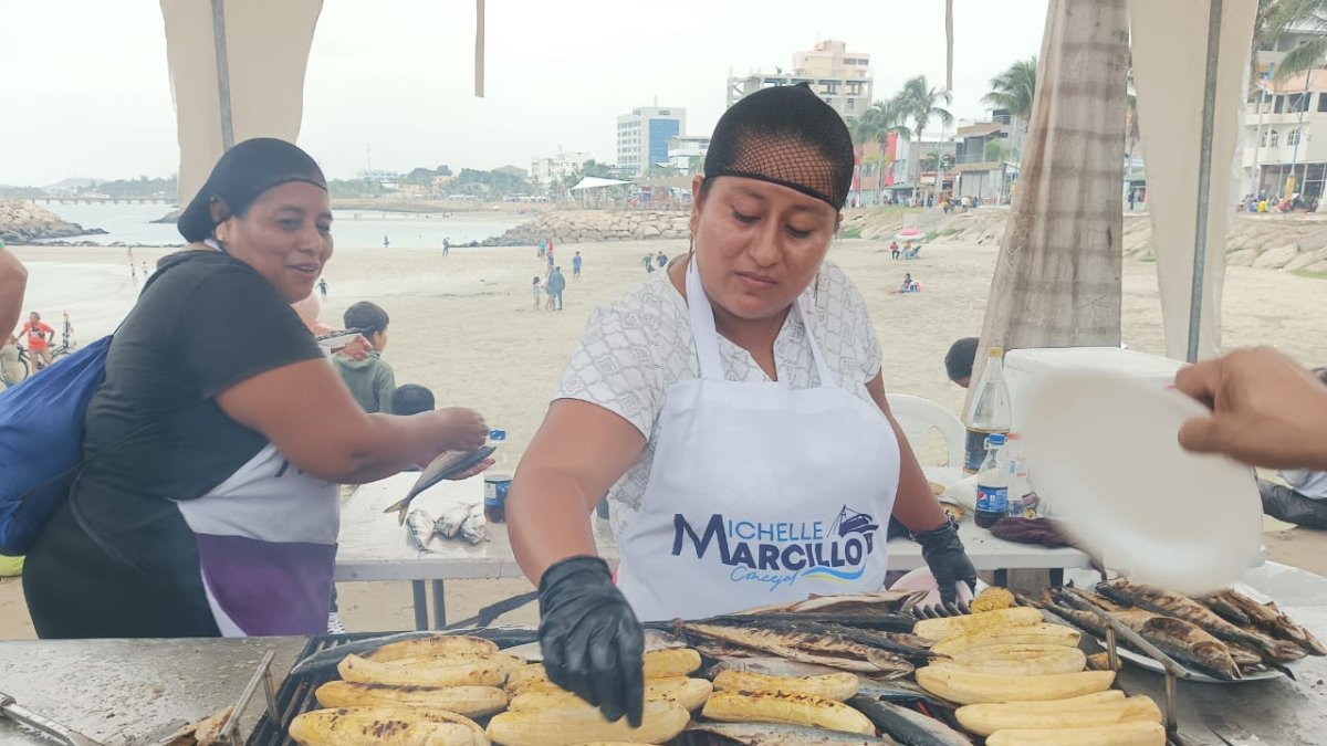 El olor que salía de las parrillas atrajo cada vez a más comensales.