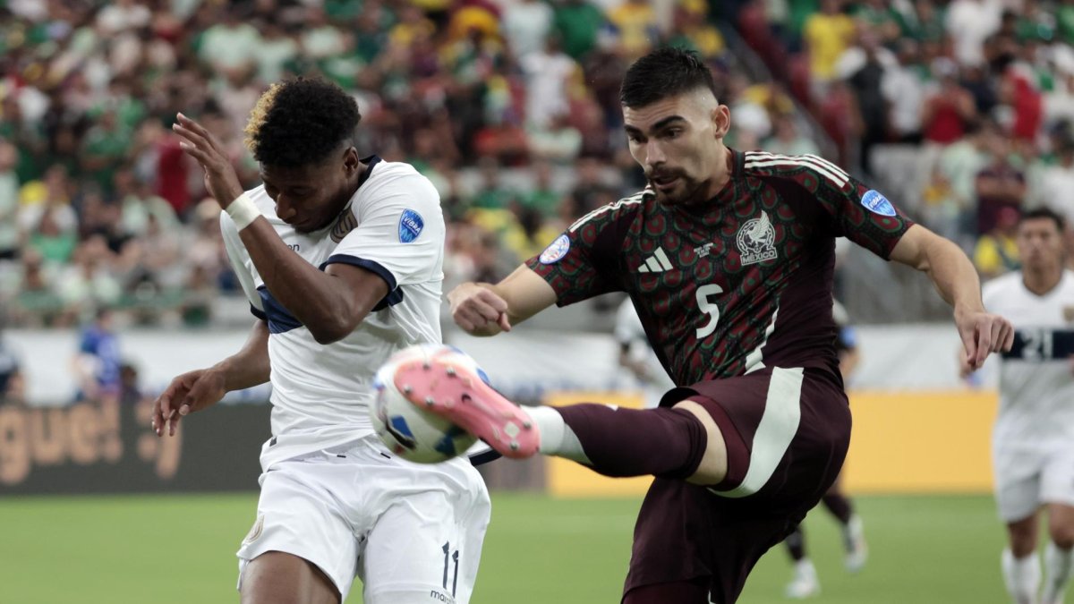 Johan Vásquez de México (R) y Kevin Rodríguez de Ecuador (L) en acción durante el partido de fútbol del grupo B de la CONMEBOL Copa América 2024 entre México y Ecuador en Glendale, Arizona, EE.UU., el 30 de junio de 2024.