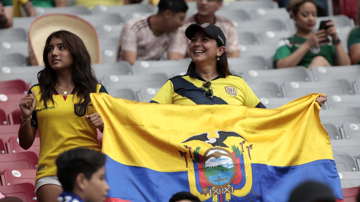 Hinchas ecuatorianos en el State Farm Stadium in Glendale, Arizona.