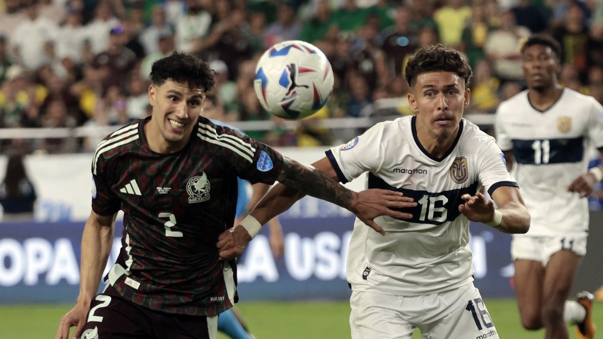 Jeremy Sarmiento de Ecuador (R) y Jorge Sánchez de México (L) en acción durante el partido de fútbol del grupo B de la CONMEBOL Copa América 2024 entre México y Ecuador en Glendale, Arizona, EE.UU., el 30 de junio de 2024.