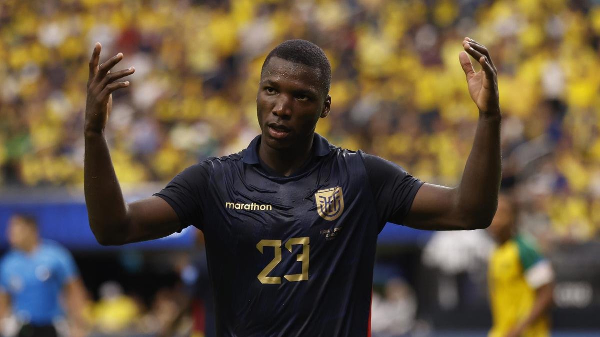 El centrocampista ecuatoriano Moisés Caicedo fue registrado el pasado 26 de junio, durante un partido del grupo B de la Copa América 2024 contra Jamaica, en el estadio Allegiant de Las Vegas (Nevada, EE.UU.).